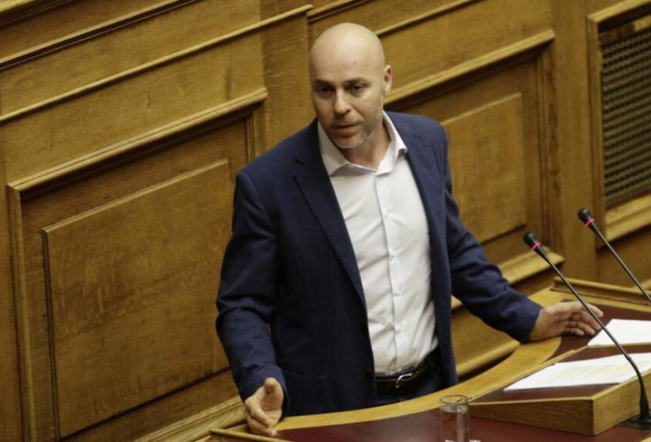 ΚΟΝΤΡΑ ΑΜΥΡΑ – ΚΑΜΜΕΝΟΥ: «ΕΙΣΤΕ Ο ΒΑΣΙΛΙΑΣ ΤΗΣ ΚΩΛΟΤΟΥΜΠΑΣ»-«ΓΙΑ ΝΥΦΟΥΛΑ ΚΑΛΟ ΣΑΣ ΒΛΕΠΩ»