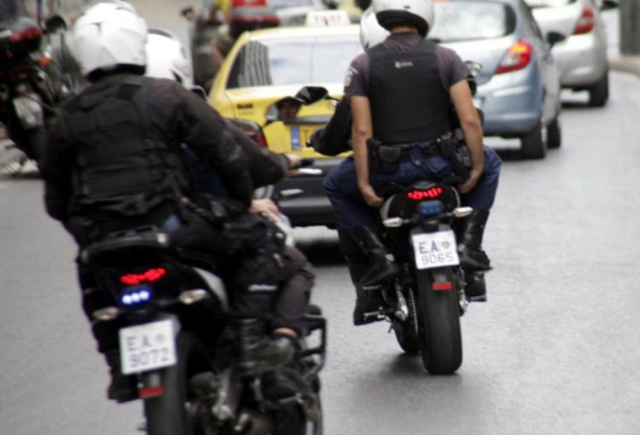 ΑΝΔΡΑΣ ΑΠΕΙΛΕΙ ΝΑ ΠΕΣΕΙ ΣΤΟ ΚΕΝΟ ΣΤΗΝ ΟΜΟΝΟΙΑ!