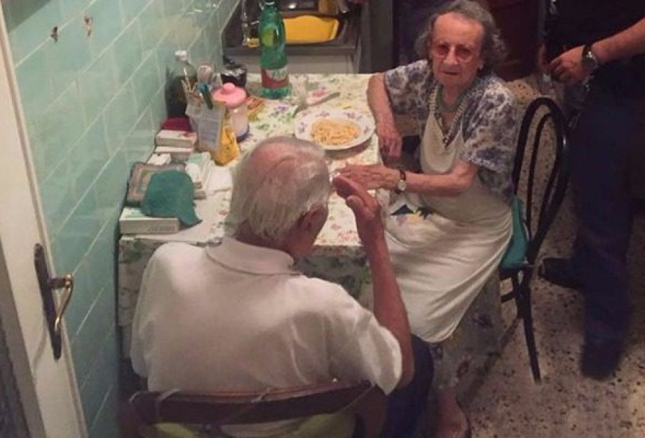 ΟΙ ΑΣΤΥΝΟΜΙΚΟΙ ΠΟΥ ΕΚΑΝΑΝ ΠΑΡΕΑ ΣΕ 2 ΗΛΙΚΙΩΜΕΝΟΥΣ ΟΤΑΝ ΤΟΥΣ ΒΡΗΚΑΝ ΝΑ ΚΛΑΙΝΕ! ΟΙ ΑΣΤΥΝΟΜΙΚΟΙ ΠΟΥ ΕΚΑΝΑΝ ΠΑΡΕΑ ΣΕ 2 ΗΛΙΚΙΩΜΕΝΟΥΣ ΟΤΑΝ ΤΟΥΣ ΒΡΗΚΑΝ ΝΑ ΚΛΑΙΝΕ!
