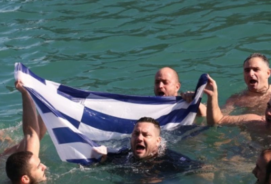 ΚΡΗΤΗ: ΒΟΥΤΗΞΑΝ ΜΕ ΤΗΝ ΕΛΛΗΝΙΚΗ ΣΗΜΑΙΑ ΓΙΑ ΝΑ ΠΙΑΣΟΥΝ ΤΟΝ ΣΤΑΥΡΟ! ΚΡΗΤΗ: ΒΟΥΤΗΞΑΝ ΜΕ ΤΗΝ ΕΛΛΗΝΙΚΗ ΣΗΜΑΙΑ ΓΙΑ ΝΑ ΠΙΑΣΟΥΝ ΤΟΝ ΣΤΑΥΡΟ!