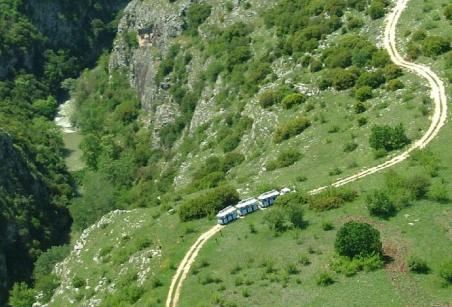 Στο Φαράγγι του Αγγίτη: Λειτουργεί και πάλι το τρενάκι