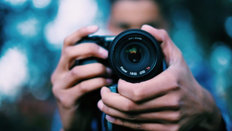 Apolitic: Κοινοβουλευτικός ανήρ συνεχώς … φωτογραφίζεται!