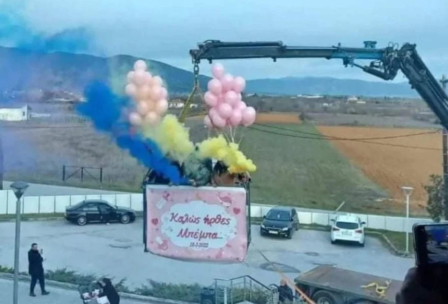 Δράμα: Συγγενείς επιστράτευσαν γερανό για να δουν το νεογέννητο της οικογένειας – ΦΩΤΟ Δράμα: Συγγενείς επιστράτευσαν γερανό για να δουν το νεογέννητο της οικογένειας – ΦΩΤΟ