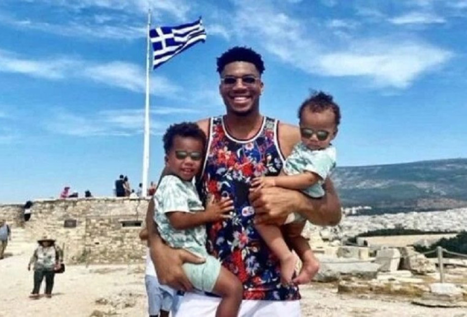 Ο Γιάννης Αντετοκούνμπο βρέθηκε στην Ακρόπολη με τους γιους του και το είδε όλος ο πλανήτης Ο Γιάννης Αντετοκούνμπο βρέθηκε στην Ακρόπολη με τους γιους του και το είδε όλος ο πλανήτης
