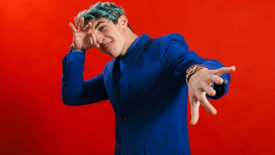 «Θα μου πουν έχεις μπλε μαλλιά άρα είσαι gay»: Καταπέλτης ο γιος του Γιάννη Πάριου και της Σοφίας Αλιμπέρτη