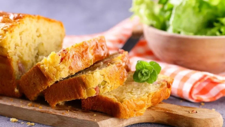 Αλμυρό κέικ με τυρί και μπέικον: Ένα πεντανόστιμο σνακ που θα λατρέψετε