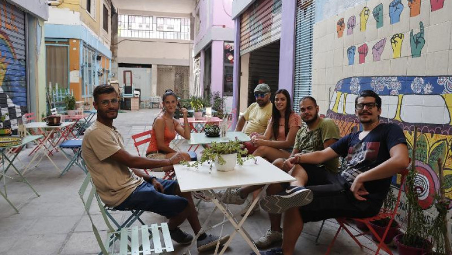 Θεσσαλονίκη: Κωφοί σερβιτόροι σε καφετέρια που προωθεί τη νοηματική γλώσσα