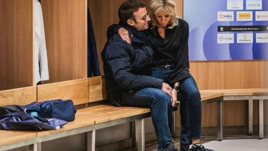 Εμανουέλ Μακρόν: Η τρυφερή στιγμή με την Μπριζίτ μπροστά στο φακό