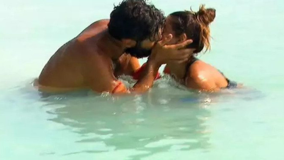 Survivor: «Καυτά» φιλιά για Μαρτίκα και Ανδριώτου στη θάλασσα