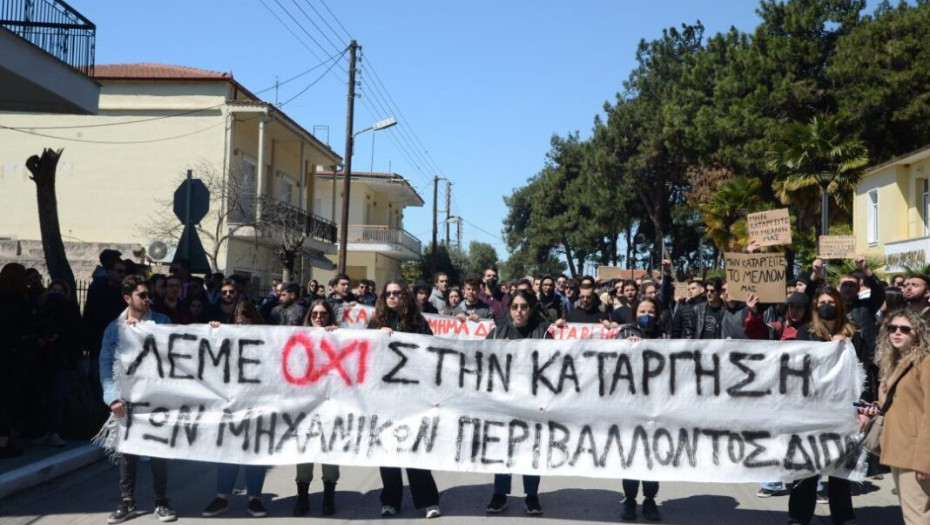 Από τους φοιτητές του τμήματος Μηχανικών του ΔΙΠΑΕ: Πορεία διαμαρτυρίας στην Σίνδο