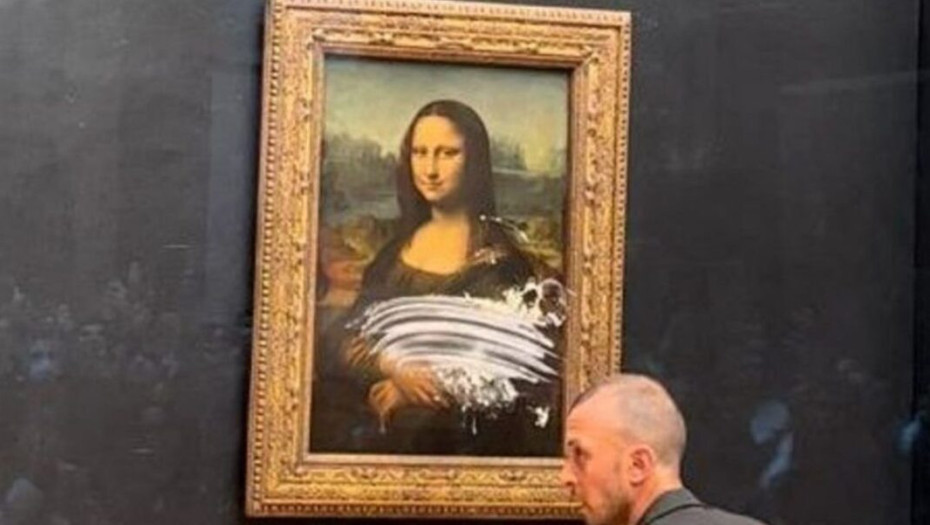 Χαμός στο Λούβρο: Άντρας μεταμφιεσμένος σε γυναίκα πέταξε τούρτα στη Μόνα Λίζα