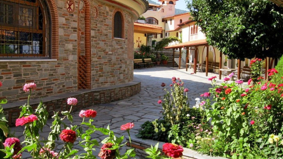 Χαμός στην Ἱερά Μονή Ἀναλήψεως τοῦ Σωτῆρος στην Πρώτη: Γέμισε με κόσμο που πήγε να τιμήσει το μοναστήρι