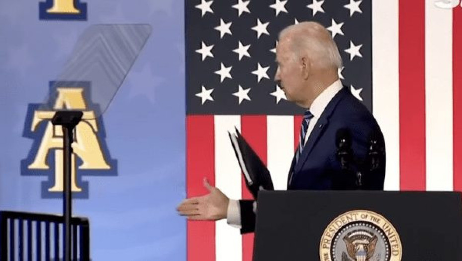 Η αμήχανη χειραψία του Μπάιντεν «με τον κανένα» έγινε αμέσως viral