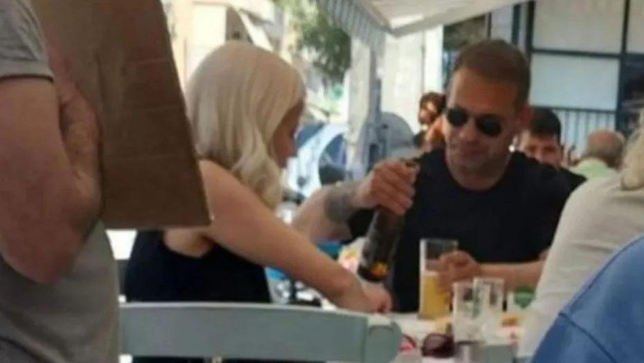 Ντέμης Νικολαΐδης: Τα καυτά φιλιά με ξανθιά καλλονή στον Πειραιά