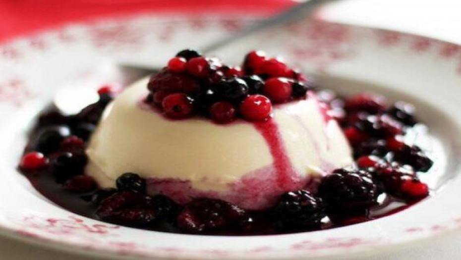 Λαχταριστή πανακότα με μόνο πέντε υλικά! Η πιο εύκολη συνταγή για ένα λατρεμένο γλυκό!