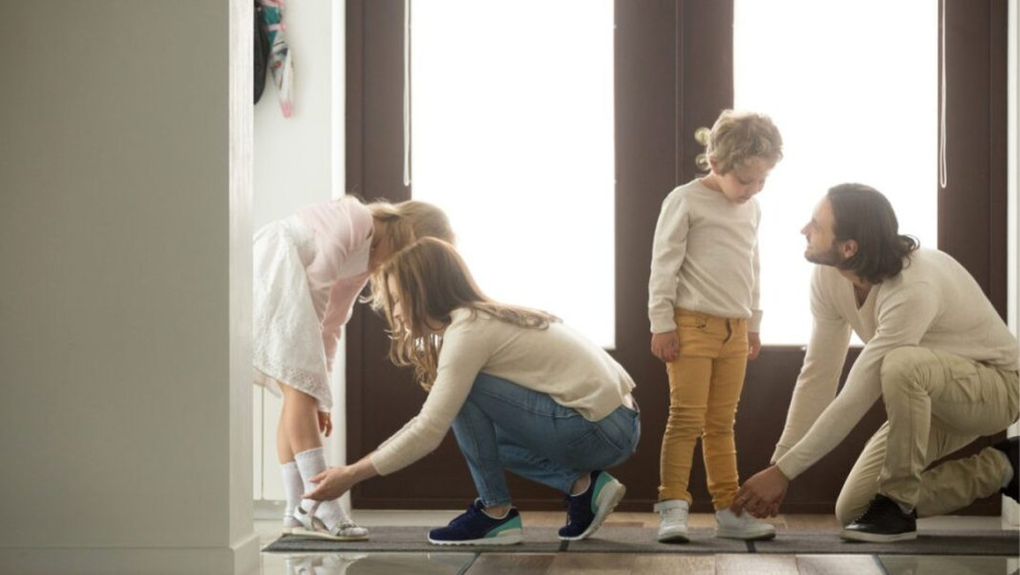 Γιατί πρέπει να βγάζετε τα παπούτσια σας πριν μπείτε στο σπίτι