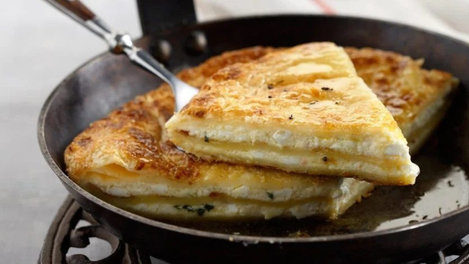 Εύκολη και νόστιμη τυρόπιτα στο τηγάνι – Γίνεται μέσα σε λίγα λεπτά