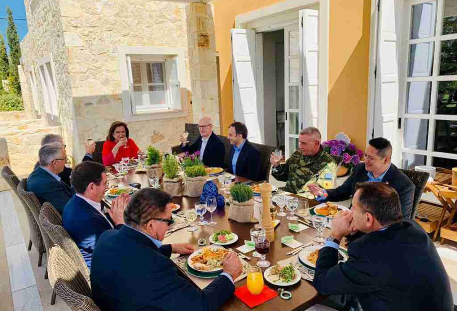 Ο Τάσος Χατζηβασιλείου με Αμερικανούς βουλευτές στα Χανιά: Κρητικό γεύμα από τη Ντόρα Μπακογιάννη Ο Τάσος Χατζηβασιλείου με Αμερικανούς βουλευτές στα Χανιά: Κρητικό γεύμα από τη Ντόρα Μπακογιάννη