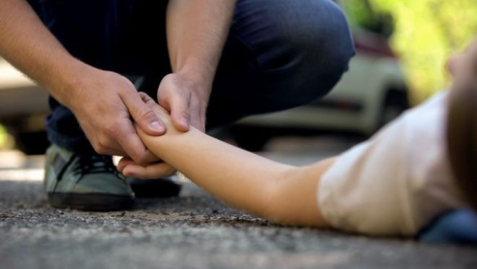 Πήγαν για σουβλάκια και άφησαν τα τέσσερα παιδιά τους στο αυτοκίνητο: Οι αστυνομικοί έσπασαν το τζάμι του αυτοκινήτου