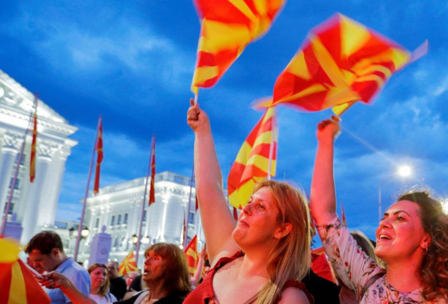 Από το VMRO-DPMNE και τα άλλα εθνικιστικά σλαβικά κόμματα: Διαδηλώσεις, μπροστά στο κτήριο της κυβέρνησης της Βόρειας Μακεδονίας Από το VMRO-DPMNE και τα άλλα εθνικιστικά σλαβικά κόμματα: Διαδηλώσεις, μπροστά στο κτήριο της κυβέρνησης της Βόρειας Μακεδονίας