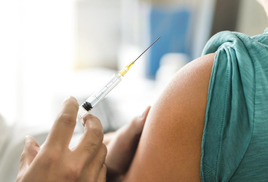 Η Βρετανία η πρώτη χώρα που ενέκρινε το νέο εμβόλιο κατά της Όμικρον Η Βρετανία η πρώτη χώρα που ενέκρινε το νέο εμβόλιο κατά της Όμικρον