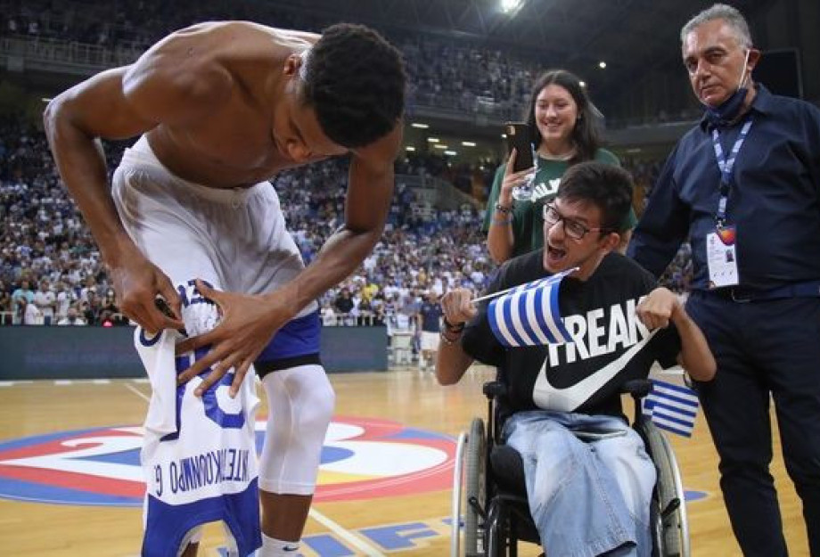 Γιάννης Αντετοκούνμπο: Σταμάτησε και έδωσε τη φανέλα του σε παιδί σε αμαξίδιο Γιάννης Αντετοκούνμπο: Σταμάτησε και έδωσε τη φανέλα του σε παιδί σε αμαξίδιο