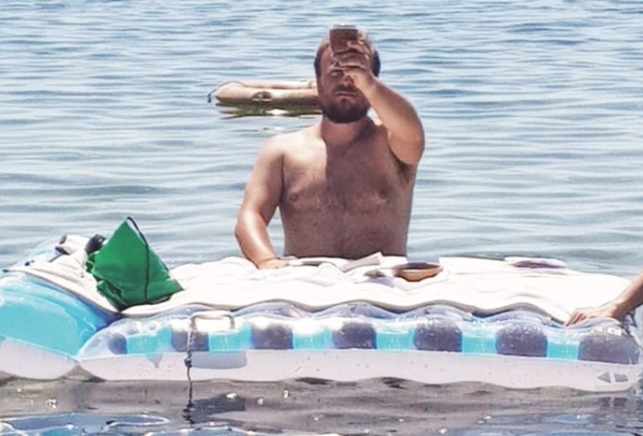 Δεν πίστευαν στα μάτια τους – Ιερέας λειτούργησε με μαγιό μέσα στη θάλασσα – Η εισαγγελία διέταξε έρευνα Δεν πίστευαν στα μάτια τους – Ιερέας λειτούργησε με μαγιό μέσα στη θάλασσα – Η εισαγγελία διέταξε έρευνα