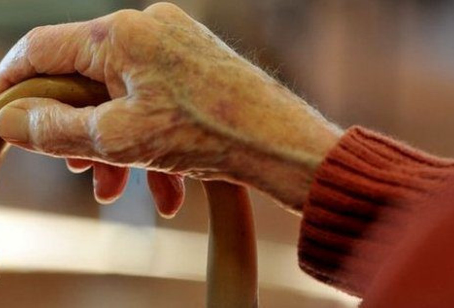 Πέταξε 6.000 ευρώ από το μπαλκόνι για να «σώσει» την κόρη της Πέταξε 6.000 ευρώ από το μπαλκόνι για να «σώσει» την κόρη της