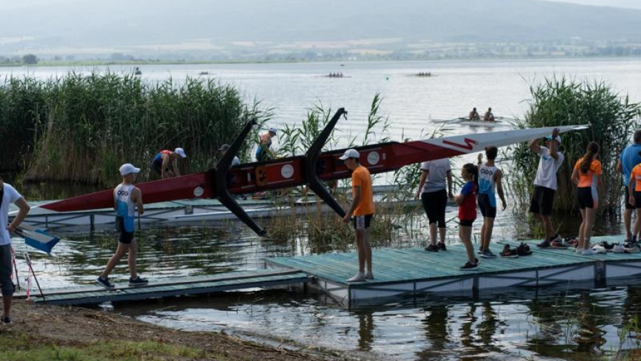 Τα νερά της λίμνης Βόλβης: Γέμισαν με κωπηλατικές λέμβους