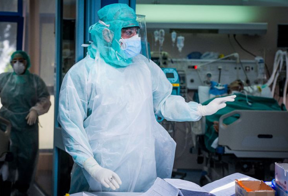 Μέσα στο κατακαλόκαιρο: «Τρελή κούρσα» για τον κορονοιό Μέσα στο κατακαλόκαιρο: «Τρελή κούρσα» για τον κορονοιό