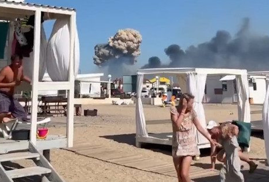 Κριμαία: Με φόντο εκρήξεις και ελικόπτερα κάνουν τα μπάνια τους οι Ρώσοι τουρίστες – Δείτε βίντεο Κριμαία: Με φόντο εκρήξεις και ελικόπτερα κάνουν τα μπάνια τους οι Ρώσοι τουρίστες – Δείτε βίντεο