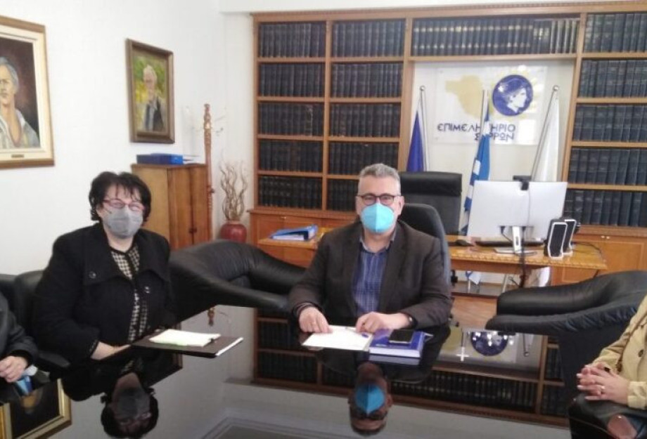 Η Πρόεδρος και τα Μέλη του Ελληνικού Ερυθρού Σερρών: Ευχαριστούν το Θανάση Μαλλιαρά για την δωρεά ενός απινιδιστή Η Πρόεδρος και τα Μέλη του Ελληνικού Ερυθρού Σερρών: Ευχαριστούν το Θανάση Μαλλιαρά για την δωρεά ενός απινιδιστή