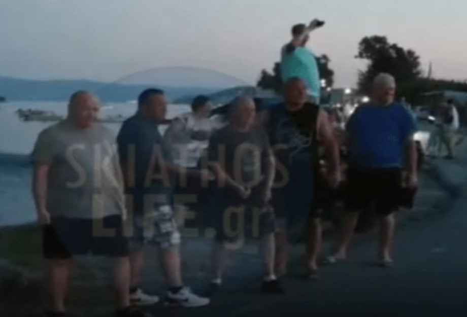 Σκιάθος: Η στιγμή που ο αέρας από τις τουρμπίνες αεροσκάφους εκσφενδονίζει την 61χρονη τουρίστρια Σκιάθος: Η στιγμή που ο αέρας από τις τουρμπίνες αεροσκάφους εκσφενδονίζει την 61χρονη τουρίστρια