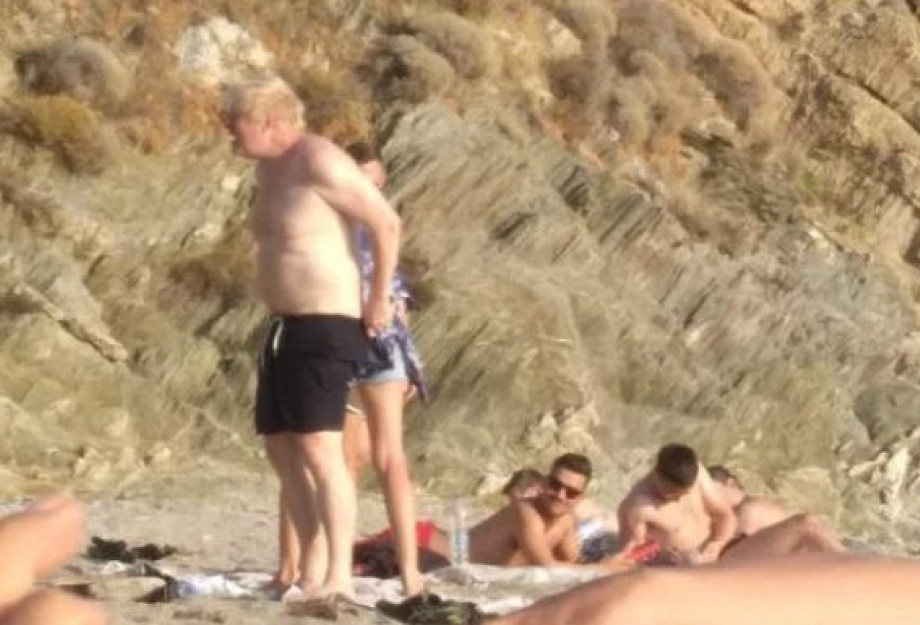 Μπόρις Τζόνσον: Ξέγνοιαστος κάνει διακοπές στην Κάρυστο – Τον κράζουν τα βρετανικά μέσα Μπόρις Τζόνσον: Ξέγνοιαστος κάνει διακοπές στην Κάρυστο – Τον κράζουν τα βρετανικά μέσα