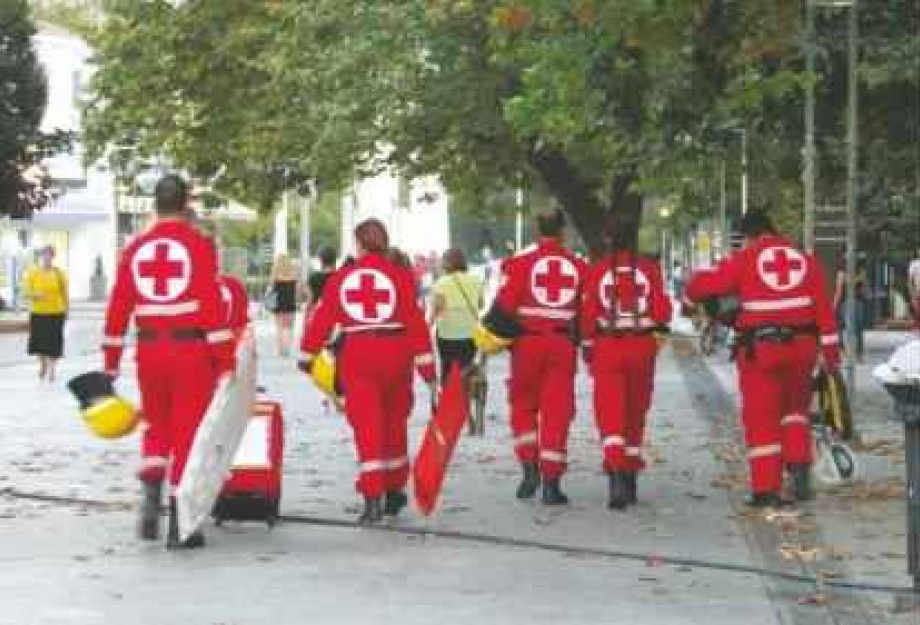 Ερυθρός Σταυρός και Εμμέλεια Κόβουν βασιλόπιτες Ερυθρός Σταυρός και Εμμέλεια Κόβουν βασιλόπιτες