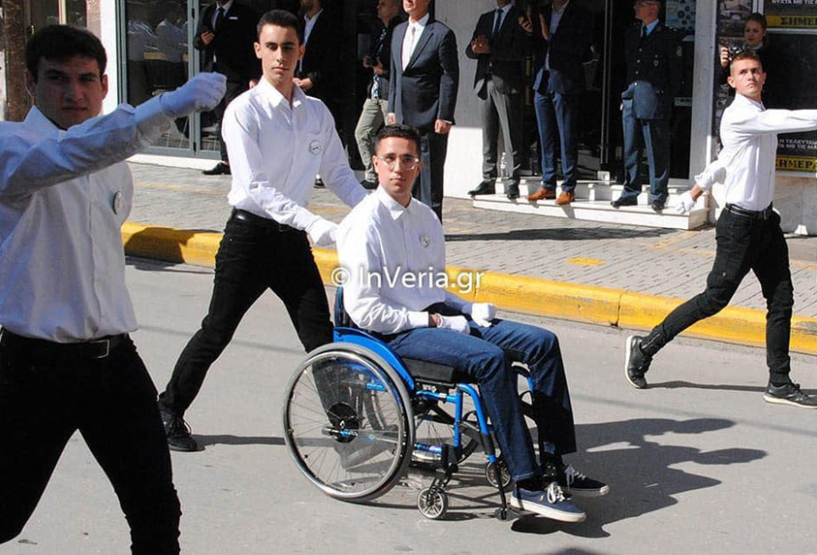 Ο Γιάννης βγήκε νικητής στη μάχη για ζωή και έκανε παρέλαση περήφανος με το αμαξίδιο του Ο Γιάννης βγήκε νικητής στη μάχη για ζωή και έκανε παρέλαση περήφανος με το αμαξίδιο του