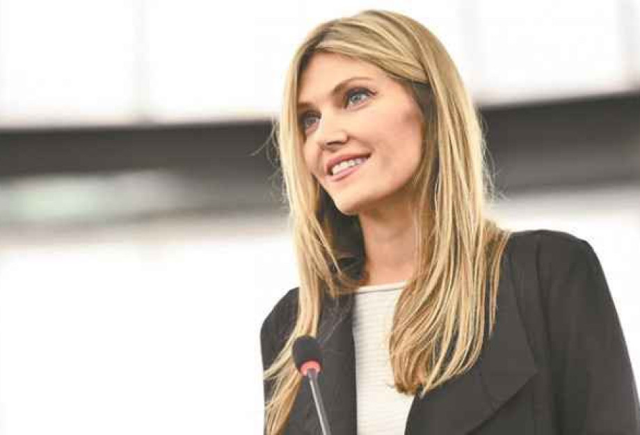Καλά τα ανέκδοτα που κυκλοφορούν για την ξανθιά Εύα: Προφανώς ο Αδάμ την … εξαπάτησε! Καλά τα ανέκδοτα που κυκλοφορούν για την ξανθιά Εύα: Προφανώς ο Αδάμ την … εξαπάτησε!