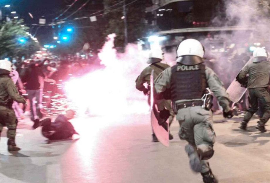 Βιασμός 19χρονης στην Ομόνοια: Επεισόδια με πέτρες και μολότοφ σε πορεία στο κέντρο Βιασμός 19χρονης στην Ομόνοια: Επεισόδια με πέτρες και μολότοφ σε πορεία στο κέντρο