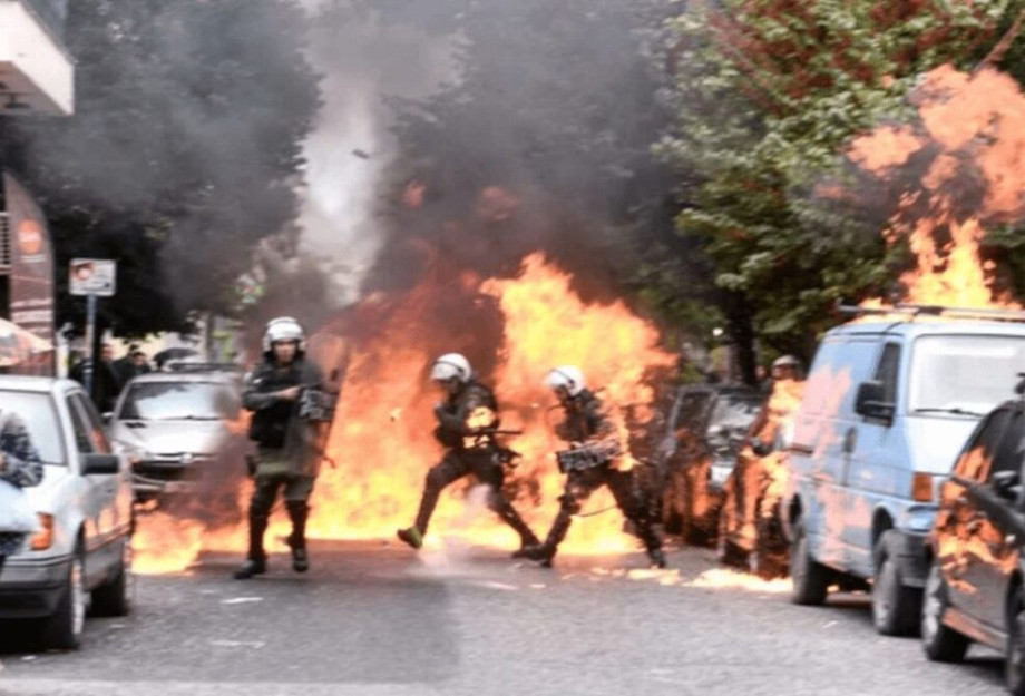 Σεπόλια: Επεισόδια σε πορεία για την υπόθεση της 12χρονης-Άγνωστοι έβαλαν φωτιά στο όχημα του προφυλακισθέντα Ηλία Μίχου Σεπόλια: Επεισόδια σε πορεία για την υπόθεση της 12χρονης-Άγνωστοι έβαλαν φωτιά στο όχημα του προφυλακισθέντα Ηλία Μίχου