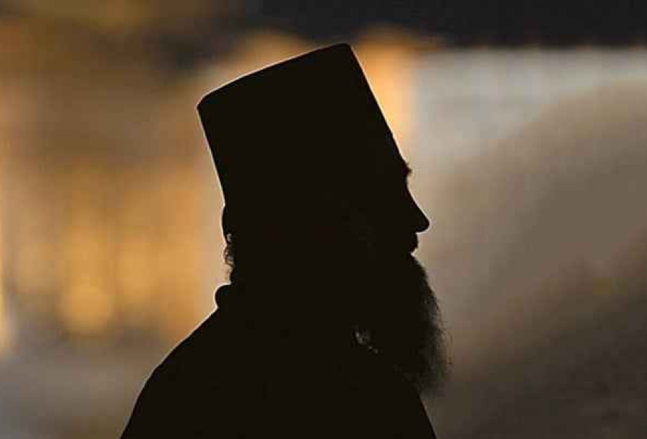 Πανικός στη Σαλαμίνα: Ιερέας σε αμόκ χτύπησε και κλείδωσε πιστούς μέσα σε εκκλησία Πανικός στη Σαλαμίνα: Ιερέας σε αμόκ χτύπησε και κλείδωσε πιστούς μέσα σε εκκλησία