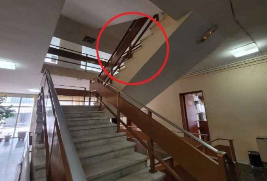Πανικός στα δικαστήρια της Λάρισας με νεαρό που κρεμάστηκε για να αυτοκτονήσει: Τον έσωσαν δύο γυναίκες Πανικός στα δικαστήρια της Λάρισας με νεαρό που κρεμάστηκε για να αυτοκτονήσει: Τον έσωσαν δύο γυναίκες