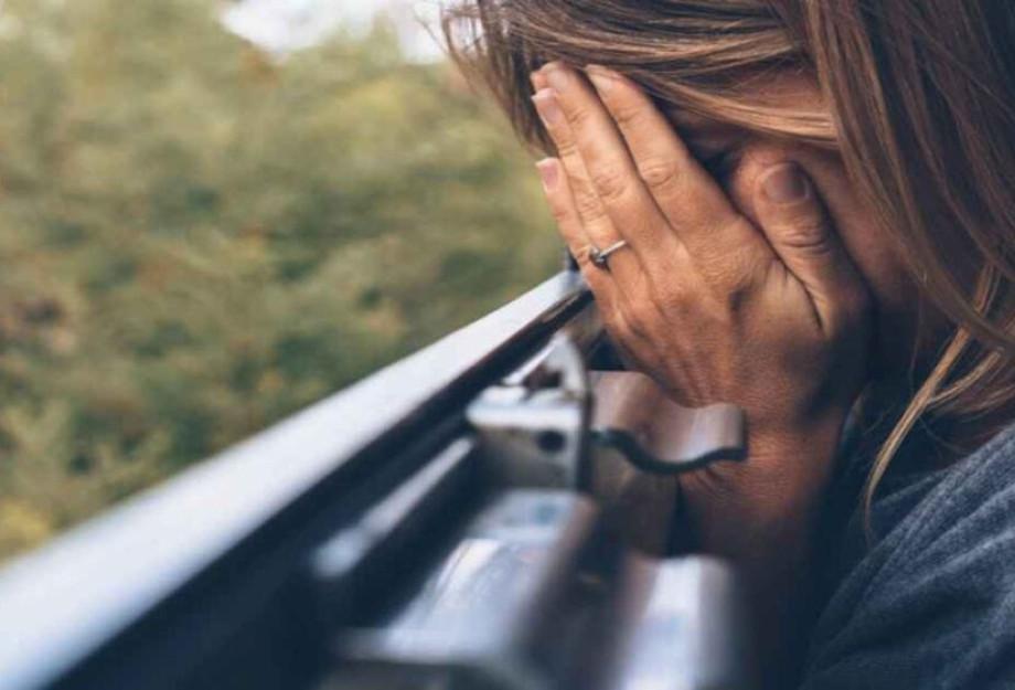 Πως συνεχίζεται η ζωή, σα να μην έγινε τίποτα, με τόσα λόγια ανείπωτα; Πως συνεχίζεται η ζωή, σα να μην έγινε τίποτα, με τόσα λόγια ανείπωτα;