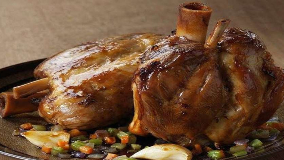 Συνταγή: Χοιρινό κότσι στη γάστρα που θα σας κάνει να γλείφετε τα δάχτυλά σας