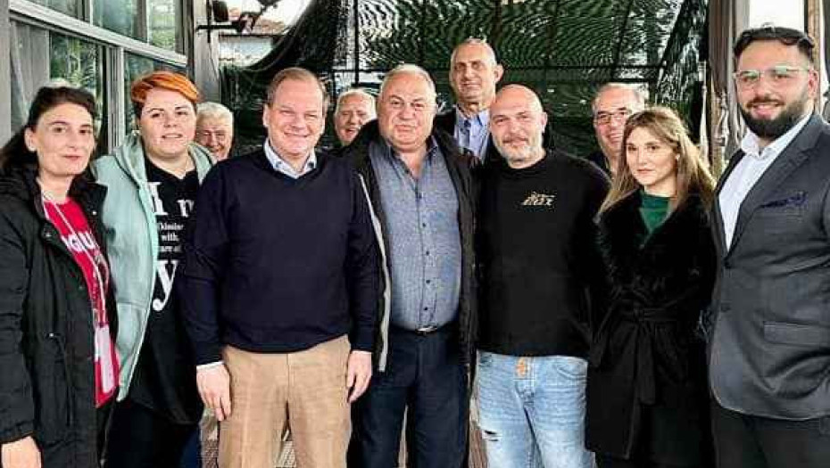 Ο Κώστας Καραμανλής ξεκίνησε περιοδείες στο πλαίσιο της προεκλογικής εκστρατείας