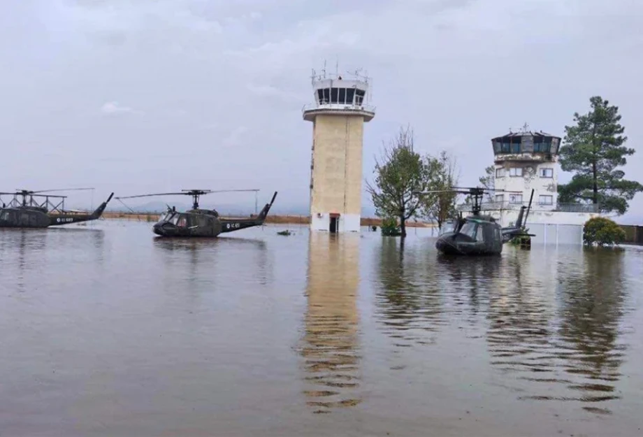 ΓΕΣ: Παροπλισμένα τα ελικόπτερα Χιούι που πλημμύρισαν στο Στεφανοβίκειο ΓΕΣ: Παροπλισμένα τα ελικόπτερα Χιούι που πλημμύρισαν στο Στεφανοβίκειο