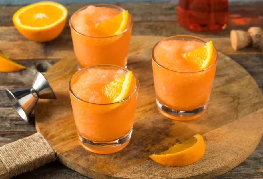 4 κοκτέιλ με Aperol που ξεφεύγουν από το κλασικό spritz
