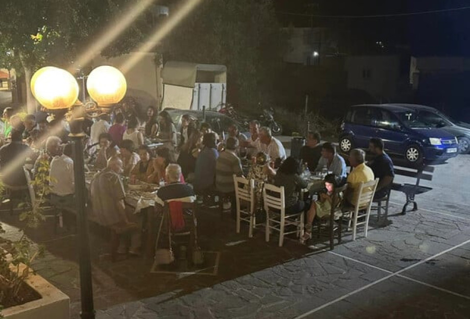 Ρόδος: Ζευγάρι Γερμανών κέρασε ολόκληρο το χωριό επειδή οι κάτοικοι έσωσαν το σπίτι τους από τις φωτιές Ρόδος: Ζευγάρι Γερμανών κέρασε ολόκληρο το χωριό επειδή οι κάτοικοι έσωσαν το σπίτι τους από τις φωτιές
