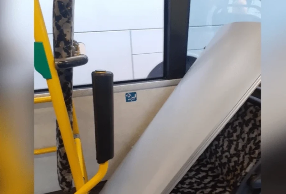Ξεκόλλησε τμήμα οροφής λεωφορείου του ΟΑΣΘ και έπεσε στο κεφάλι επιβάτιδας Ξεκόλλησε τμήμα οροφής λεωφορείου του ΟΑΣΘ και έπεσε στο κεφάλι επιβάτιδας