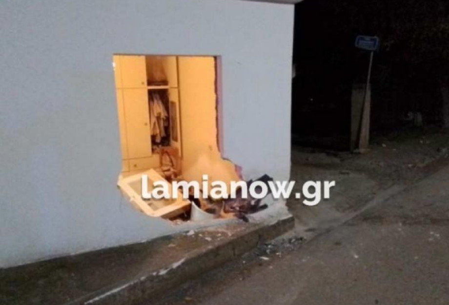 Απίστευτο τροχαίο στη Λαμία: Έχασε τον έλεγχο του ΙΧ και γκρέμισε τοίχο σπιτιού Απίστευτο τροχαίο στη Λαμία: Έχασε τον έλεγχο του ΙΧ και γκρέμισε τοίχο σπιτιού