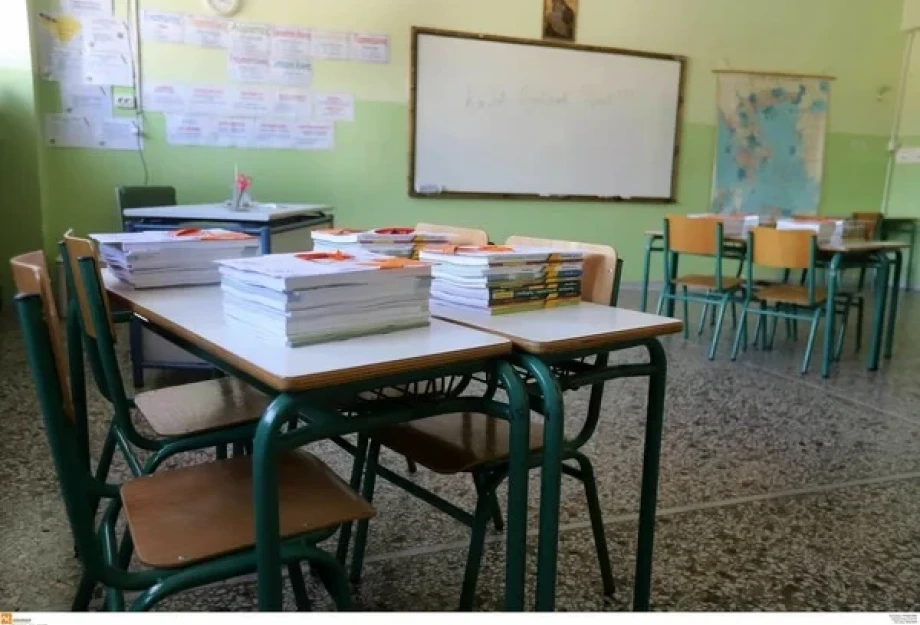 Τρίκαλα: 12χρονος απείλησε με μαχαίρι τον καθηγητή και συμμαθητές του Τρίκαλα: 12χρονος απείλησε με μαχαίρι τον καθηγητή και συμμαθητές του